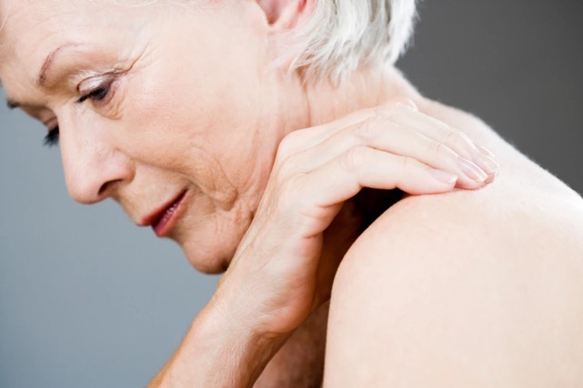 femme-senior-qui-realise-un-massage-du-dos.jpg